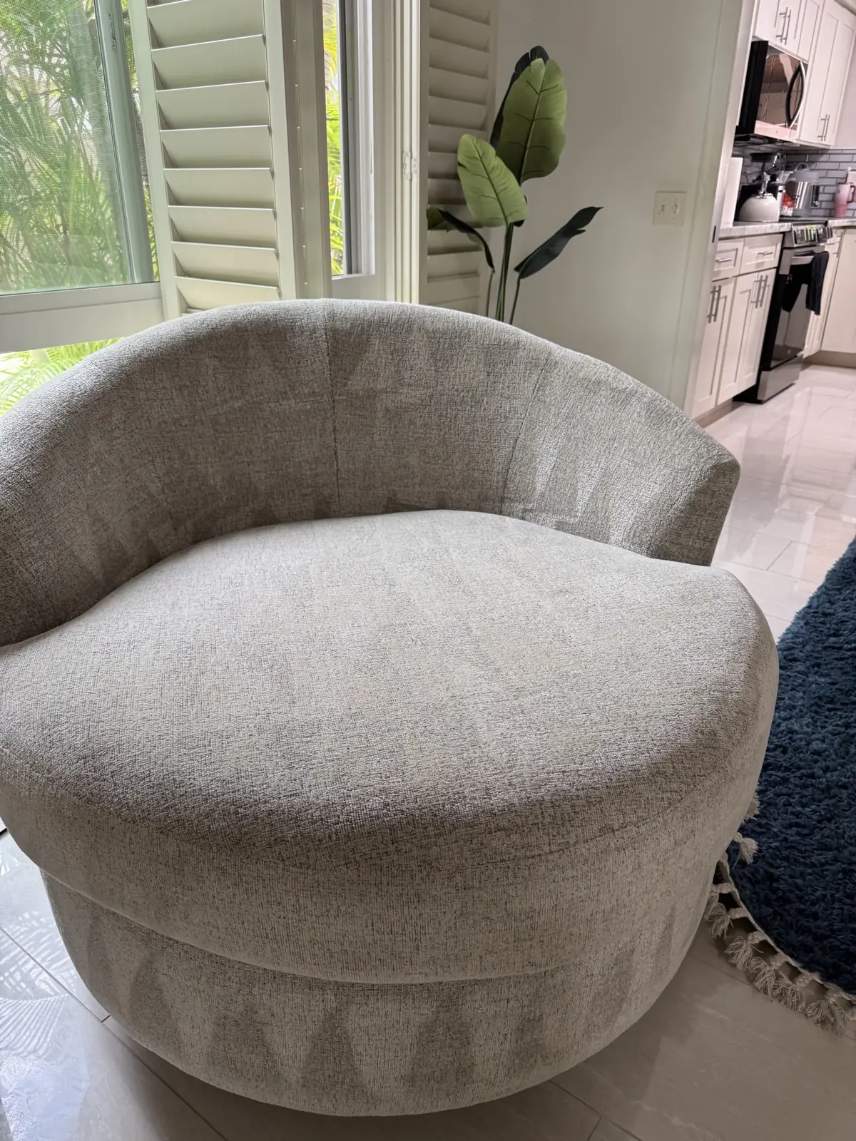 Round swivel chair — after cleaning